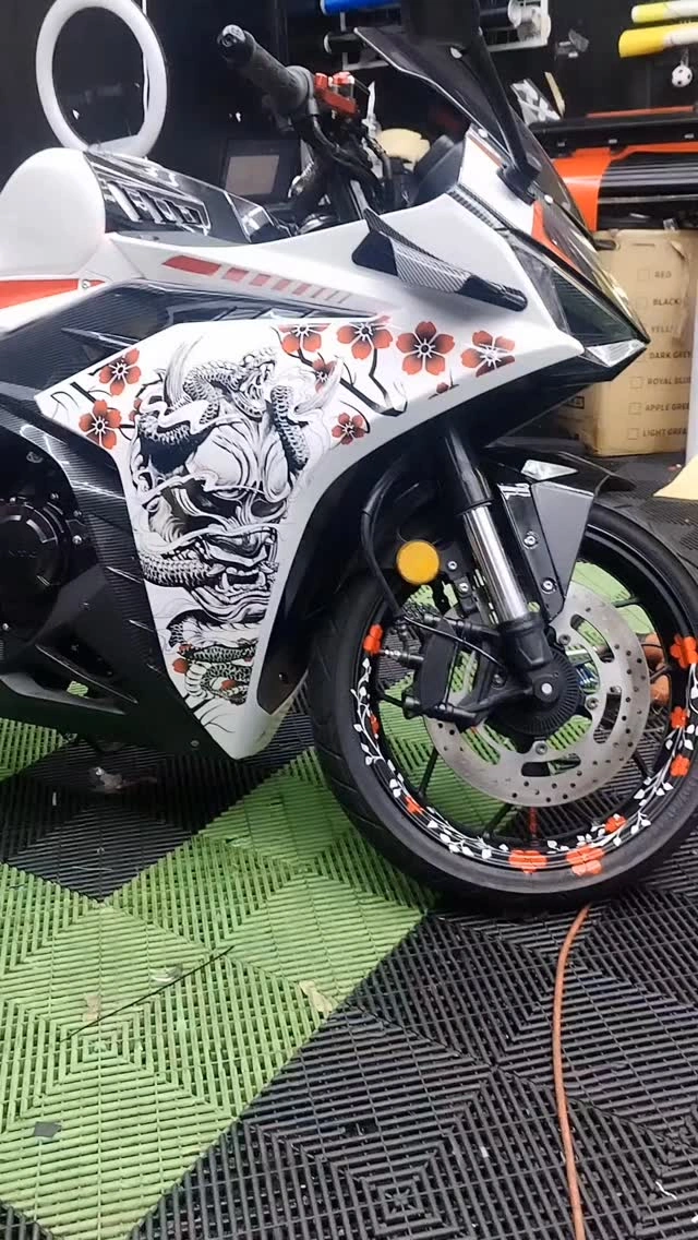 Moto con rotulado japonés personalizado por Kobra